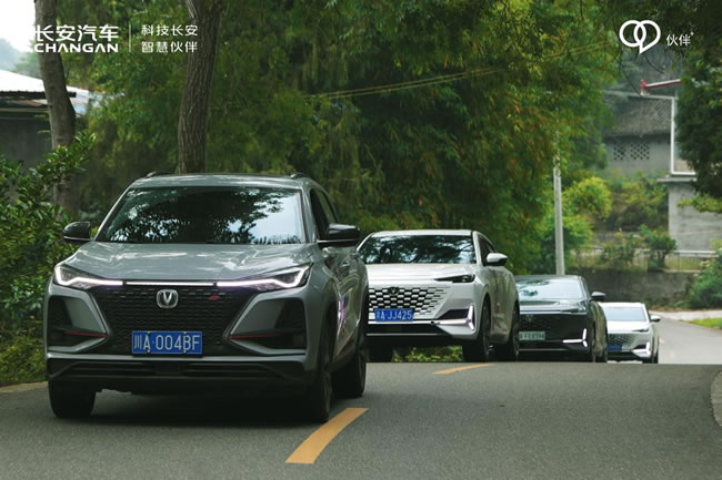 以爱为名,伙伴同行—长安汽车用户深入大山开展爱心公益助学